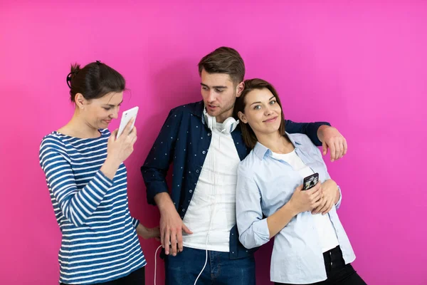 Diversos Adolescentes Que Usan Teléfonos Inteligentes Mientras Posan Para Una —  Fotos de Stock