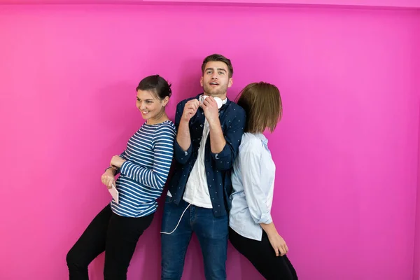 Grupp Ungdomar Moderna Kläder Poserar Och Har Kul Isolerad Framför — Stockfoto