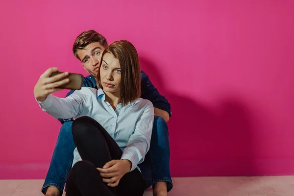 Ett Lyckligt Ungt Par Sitter Golvet Huset Och Gör Selfies — Stockfoto