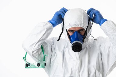 Koronavirüs 2019-nCoV küresel pandemik uyarı ve beyaz arka plana karşı tehlike arkaplanı nedeniyle koruyucu biyolojik giysi ve maske giyen bir doktor. Yüksek kalite fotoğraf