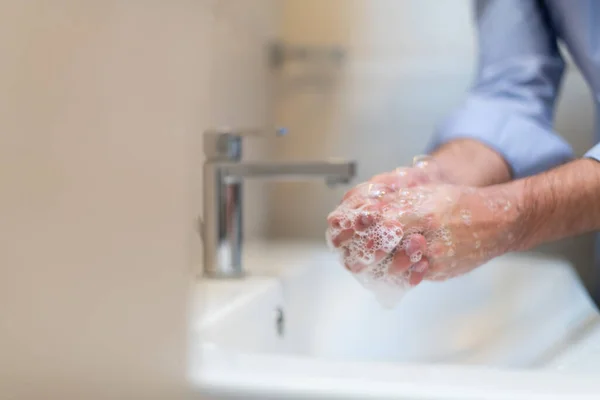 Manusia Menggunakan Sabun Dan Mencuci Tangan Bawah Keran Air Konsep — Stok Foto