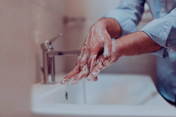 Człowiek Używający Mydła Myjący Ręce Pod Kranem Koncepcja Higieny Ręka — Zdjęcie stockowe