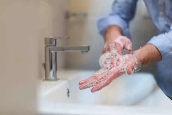 Omul Foloseşte Săpun Spală Mâini Sub Robinetul Apă Conceptul Igienă — Fotografie, imagine de stoc