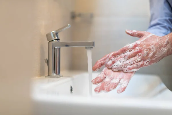 Manusia Menggunakan Sabun Dan Mencuci Tangan Bawah Keran Air Konsep — Stok Foto