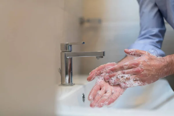 Homem Usando Sabão Lavar Mãos Sob Torneira Água Conceito Higiene — Fotografia de Stock