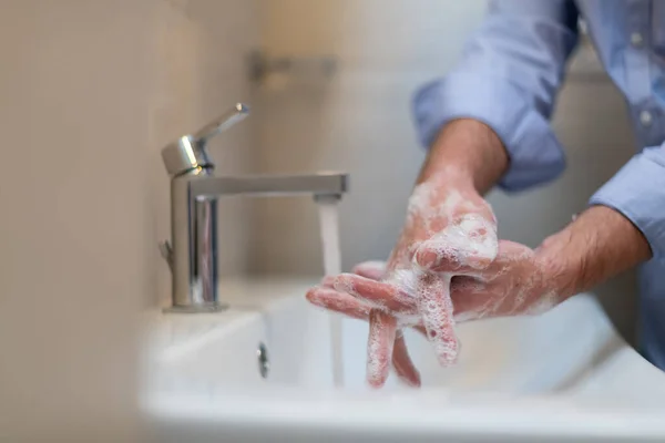 男人在水龙头下面用肥皂洗手 卫生概念手部特写 高质量的照片 — 图库照片