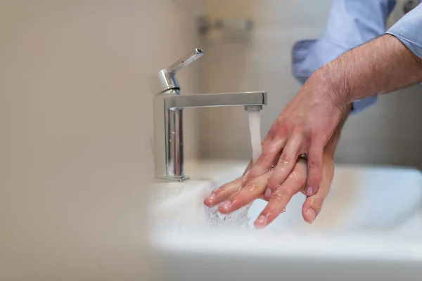 Homem Usando Sabão Lavar Mãos Sob Torneira Água Conceito Higiene — Fotografia de Stock