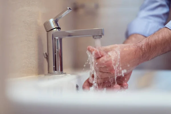 Man Met Zeep Handen Wassen Onder Kraan Hygiëne Concept Hand — Stockfoto