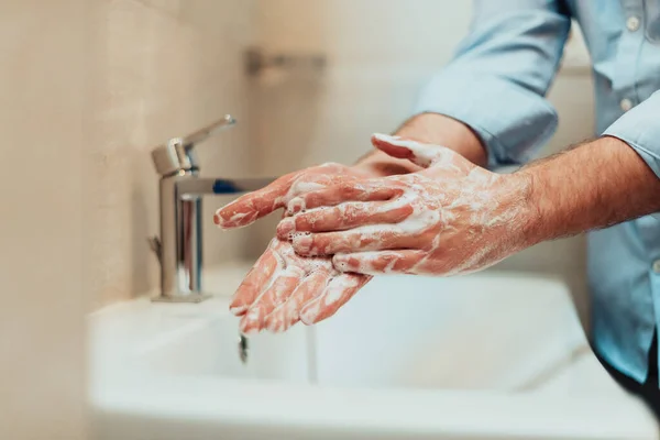 石鹸を使う男と水道水の下で手を洗う 衛生概念の手を閉じるの詳細 高品質の写真 — ストック写真