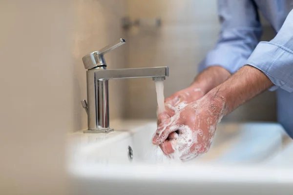 Mann Mit Seife Und Händewaschen Unter Dem Wasserhahn Hygiene Konzept — Stockfoto