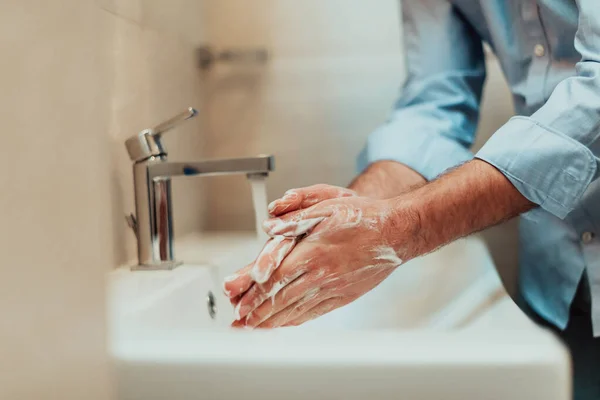 Człowiek Używający Mydła Myjący Ręce Pod Kranem Koncepcja Higieny Ręka — Zdjęcie stockowe