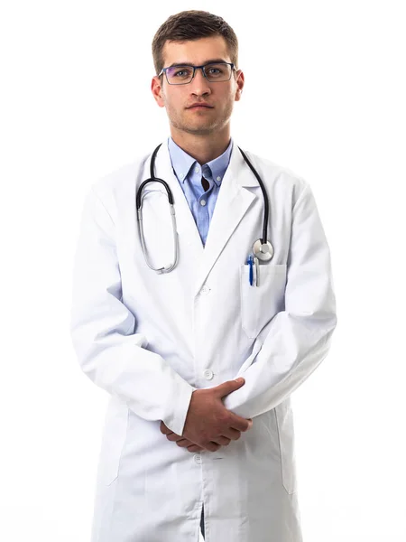 穿着白衣的英雄形象 年轻的医生面带微笑 带着听诊器 站在一家医院的白色背景下 Coronavirus Covid 19危险警报 高质量的照片 — 图库照片