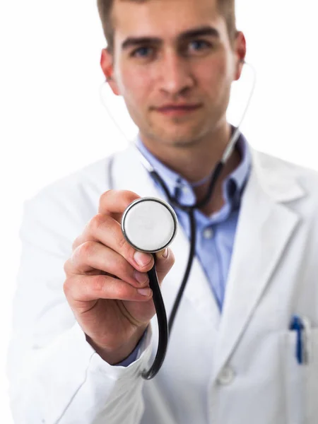 穿着白衣的英雄形象 年轻的医生面带微笑 带着听诊器 站在一家医院的白色背景下 Coronavirus Covid 19危险警报 高质照片 — 图库照片