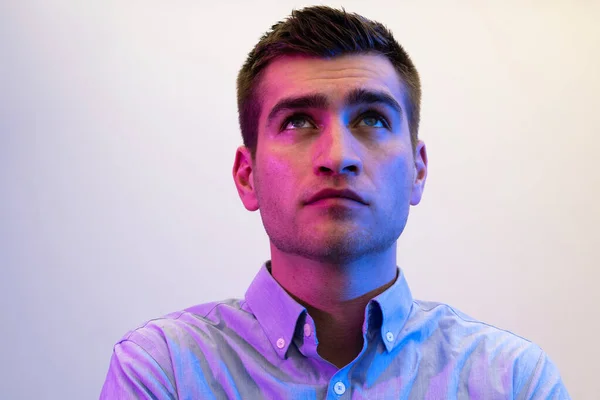 Muž Košili Pózuje Tmavém Mnohobarevném Neonovém Pozadí Kvalitní Fotografie — Stock fotografie