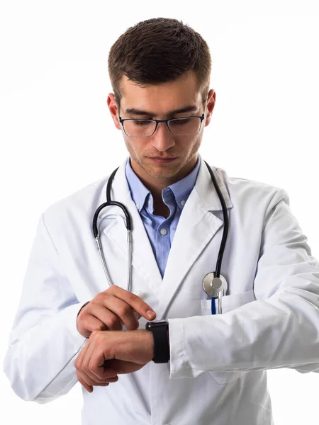 Γιατρός Κοστούμι Στηθοσκόπιο Χρησιμοποιώντας Έξυπνο Ρολόι Ενώ Απομονώνονται Λευκό Φόντο — Φωτογραφία Αρχείου