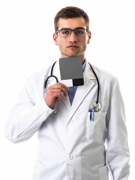Άνδρας Γιατρός Αυτοπεποίθηση Λευκό Εργαστηριακό Παλτό Και Στηθοσκόπιο Που Στέκεται — Φωτογραφία Αρχείου