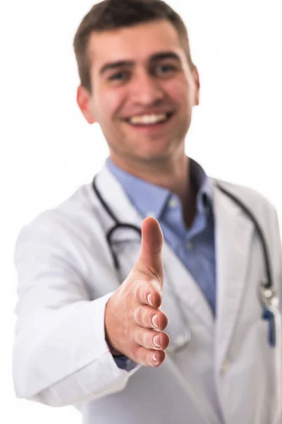 Portret Lekarza Wyciągającego Rękę Jako Wsparcie Dla Pacjenta Odizolowanego Białym — Zdjęcie stockowe