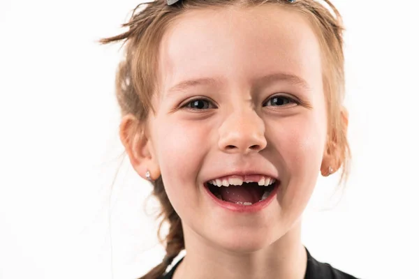 Портрет Маленькой Девочки Белом Фоне Здоровыми Развивающимися Зубами Высокое Качество — стоковое фото