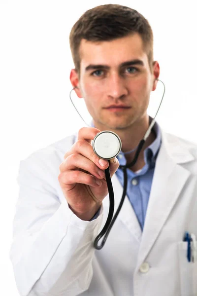 白いコートにヒーローの肖像画 白い背景を背景にした医療病院に聴診器を持った朗らかな笑顔の若い医師 コロナウイルスCovid 19危険警報 高品質の写真 — ストック写真