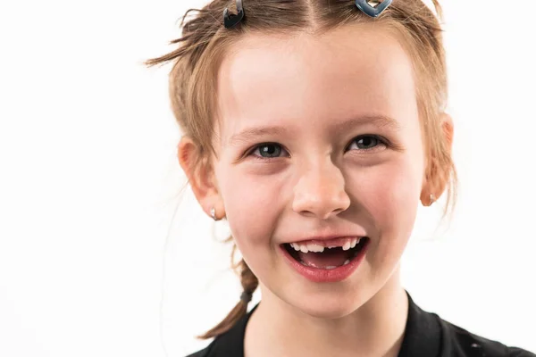 一个白色背景的小女孩的画像 拥有健康 发育的牙齿 高质量的照片 — 图库照片