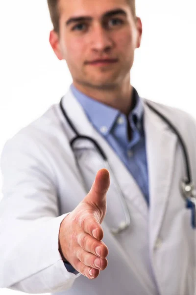 一个医生伸出他的手作为对一个有着白人背景的病人的支持的画像 高质量的照片 — 图库照片