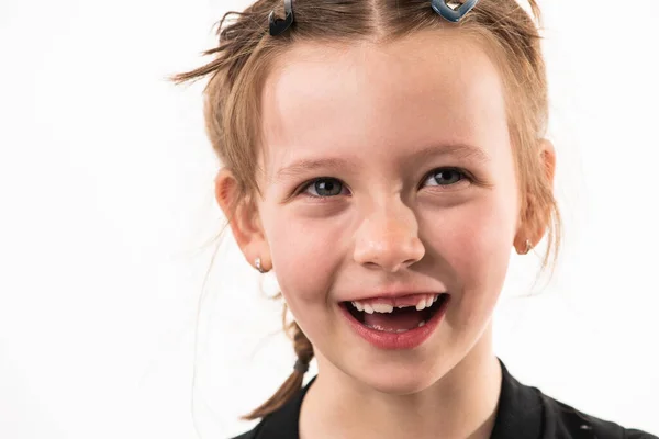 健康と白い背景に小さな女の子の肖像画 歯を開発 高品質の写真 — ストック写真