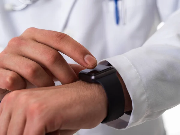 Γιατρός Κοστούμι Στηθοσκόπιο Χρησιμοποιώντας Έξυπνο Ρολόι Ενώ Απομονώνονται Λευκό Φόντο — Φωτογραφία Αρχείου