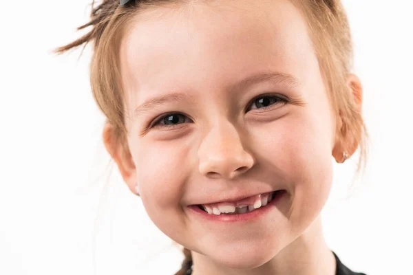 一个白色背景的小女孩的画像 拥有健康 发育的牙齿 高质量的照片 — 图库照片