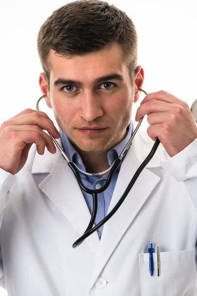Médico Masculino Confiante Jaleco Branco Estetoscópio Com Braços Dobrados Sorrindo — Fotografia de Stock