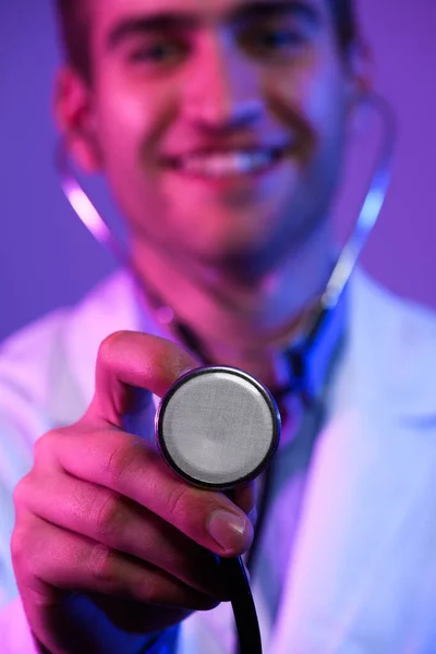 白のコートで英雄の肖像画 青とピンクの背景に立って医療病院で聴診器を持つ陽気な笑顔の若い医師 コロナウイルスCovid 19危険警報 高品質の写真 — ストック写真