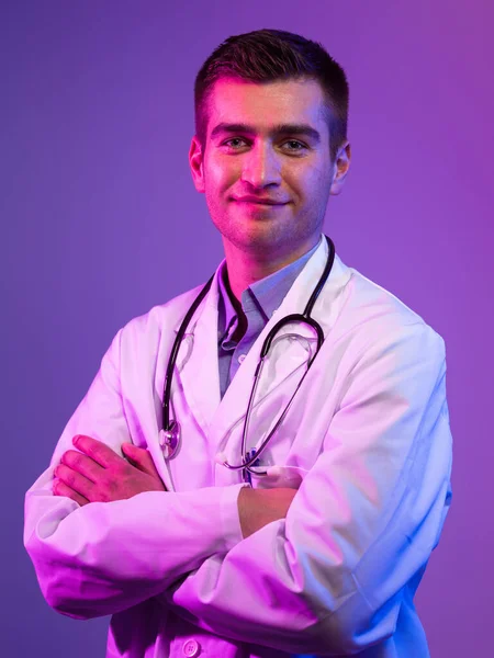 Portrét Hrdiny Bílém Plášti Veselý Usmívající Mladý Lékař Stetoskopem Nemocnici — Stock fotografie