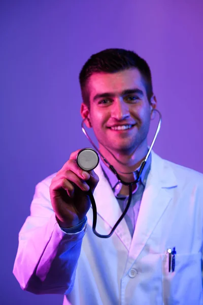 Πορτρέτο Του Ήρωα Λευκό Παλτό Χαρούμενος Χαμογελαστός Νεαρός Γιατρός Στηθοσκόπιο — Φωτογραφία Αρχείου