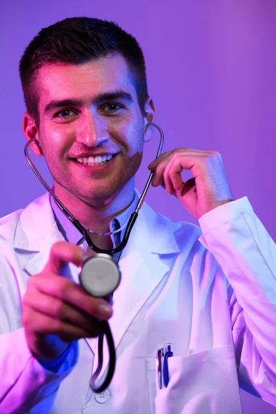 Πορτρέτο Του Ήρωα Λευκό Παλτό Χαρούμενος Χαμογελαστός Νεαρός Γιατρός Στηθοσκόπιο — Φωτογραφία Αρχείου