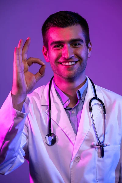 博士用手指做得很好 优秀的符号霓虹灯亮蓝色和粉色背景 科罗纳威斯大流行病高质量的照片 — 图库照片
