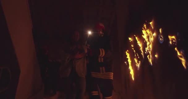 Brave Fireman Descends Stairs Burning Building Dan Holds Saved Girl — Stok Video