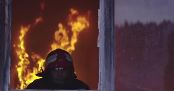 Brandweerheld Die Een Meisje Meeneemt Uit Een Brandend Gebouw Mensen — Stockvideo