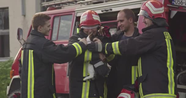 Kelompok Pemadam Kebakaran Dalam Pakaian Pelindung Dan Helm Merah Memegang — Stok Video