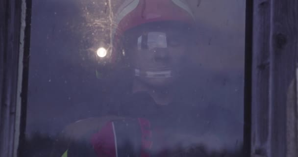 消防士のヒーロー火災事件から建物の領域を燃焼から赤ちゃんの女の子を運ぶ 危険な場所から人々を救う チームワーク高品質の写真 — ストック動画