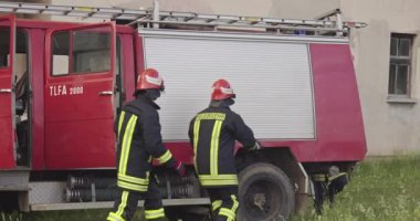 Bir grup itfaiyeci operasyon ya da kurtarma operasyonunda. İtfaiyeci kamyonu acil servise hazır. Yüksek kaliteli görüntüler