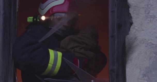 Brandmanshjälte Som Bär Flickan Från Brinnande Byggnadsområde Efter Brandincident Rädda — Stockvideo