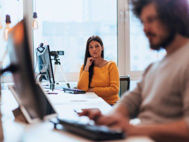 İş yerini online müşterilere sunmak için kamera kullanan genç bir kadın..