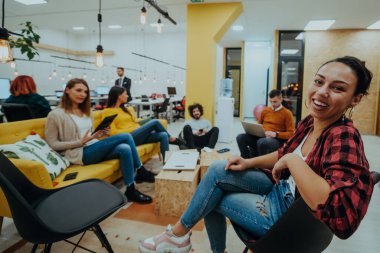 Bir pazarlama şirketinde çalışan çok ırklı bir çalışan grubu. Bir grup meslektaşı modern ofislerde bir proje üzerinde çalışıyor.