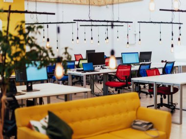 Modern boş bir ofis binası. Tavan tasarımını aç. 