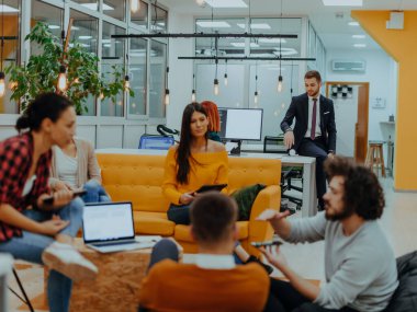 Bir pazarlama şirketinde çalışan çok ırklı bir çalışan grubu. Bir grup meslektaşı modern ofislerde bir proje üzerinde çalışıyor.