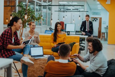 Bir pazarlama şirketinde çalışan çok ırklı bir çalışan grubu. Bir grup meslektaşı modern ofislerde bir proje üzerinde çalışıyor.