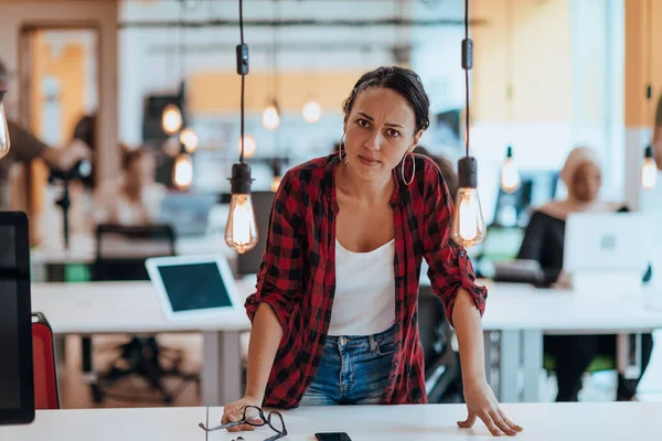 Vrouwelijke Baas Manager Executive Poseren Een Modern Startup Kantoor Terwijl — Stockfoto