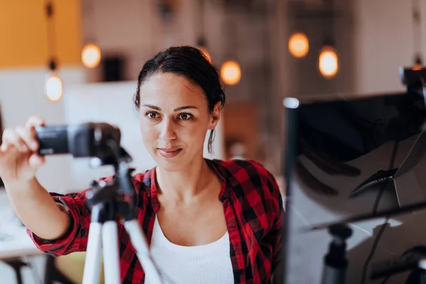 Mladá Žena Pomocí Fotoaparátu Prezentovat Své Podnikání Online Klienty — Stock fotografie