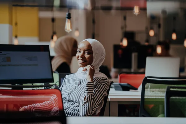 Företagsutbildning Och Kontorskoncept Afroamerikansk Affärskvinna Med Hijab Som Jobbar Och — Stockfoto
