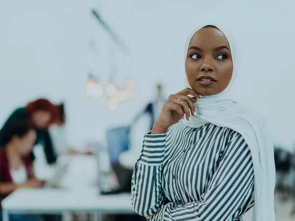 Portret Van Een Zwarte Afro Amerikaanse Vrouwelijke Moslim Die Een — Stockfoto