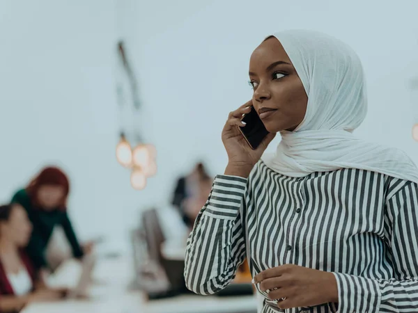 Ung Afroamerikansk Affärskvinna Talar Smartphone Modern Start Kontor Marknadsföringskoncept Multietniskt — Stockfoto